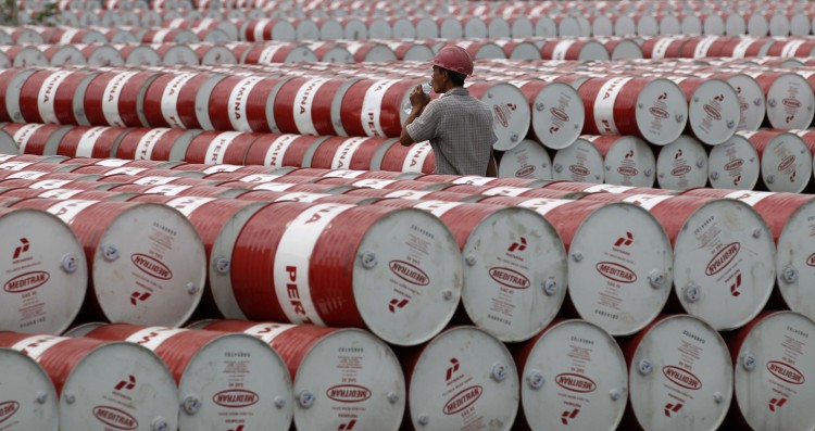 Oil Rises on Iran Supply Concerns