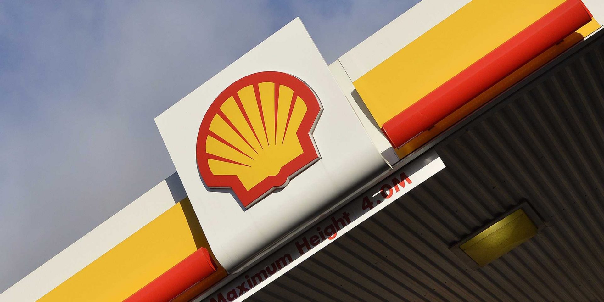 Shell and Total Streamline, Regroup to Overcome Oil Prices