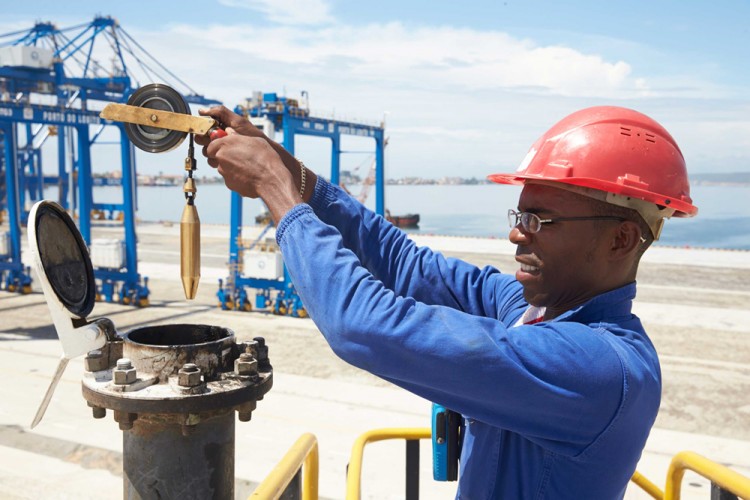 Angola Marks Loss of 60,000 Oil, Civil Engineering Jobs