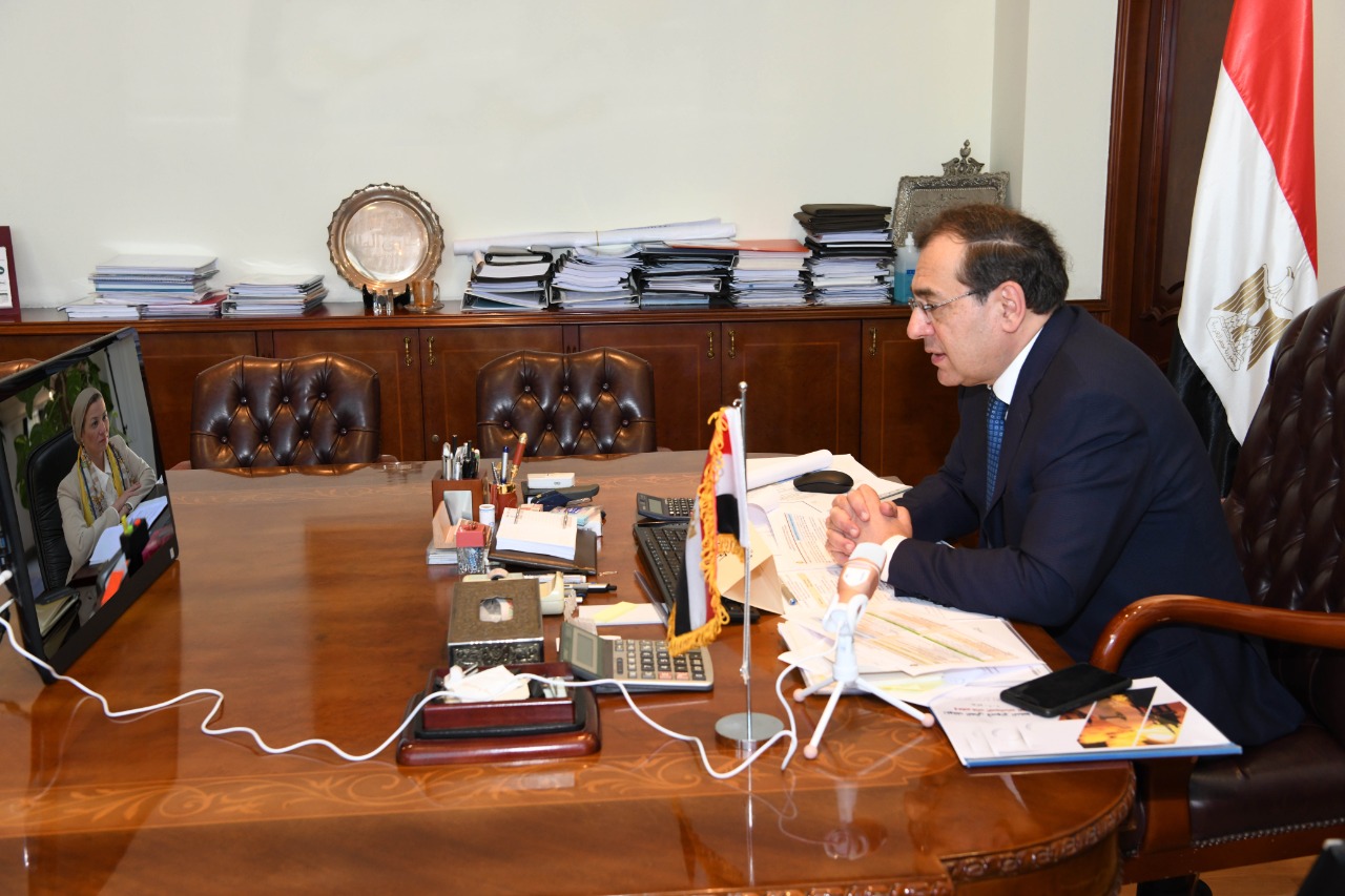 El Molla, Fouad Discuss Efforts to Combat Oil Seep in Hurghada