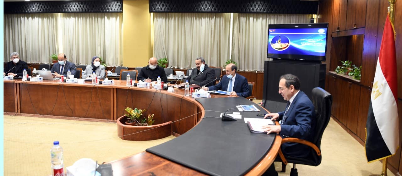 El Molla Reviews Refining, Petrochemical Projects