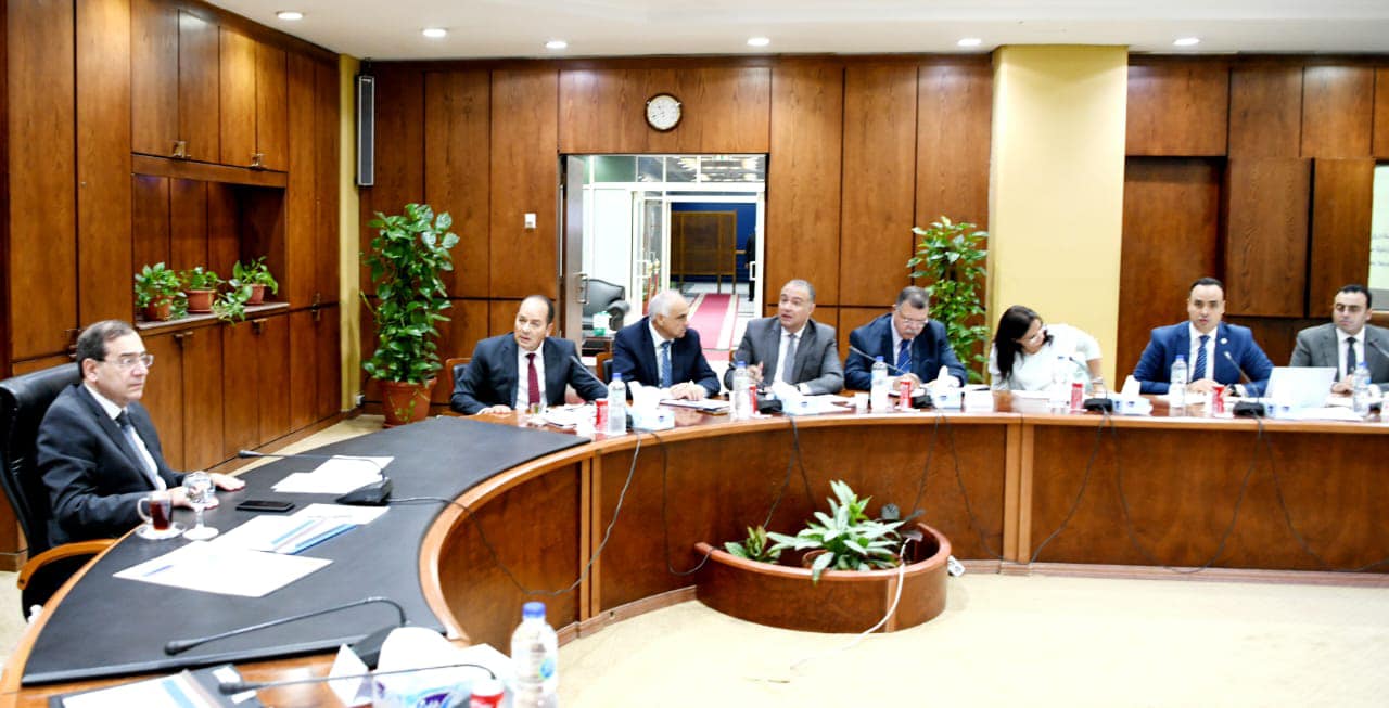 El Molla Reviews Strategy to Maintain Local Market Stability Amid Global Challenges