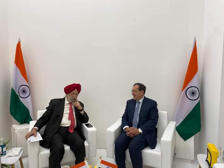 El Molla, Petroleum Officials at Gastech Discuss Strengthening Cooperation, Investments