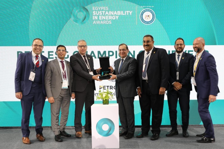 El Molla Presents Excellence Awards for Sustainable Development and Decarbonization at EGYPES Conference