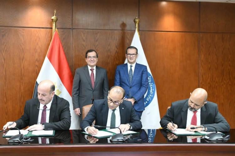 el-molla-witnesses-signing-of-two-agreements-for-brownfields-in-gulf-of-suez