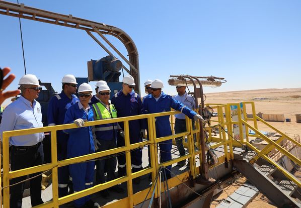 Petroleum Minister Follows Up on Rig Operation at Khalda Fields