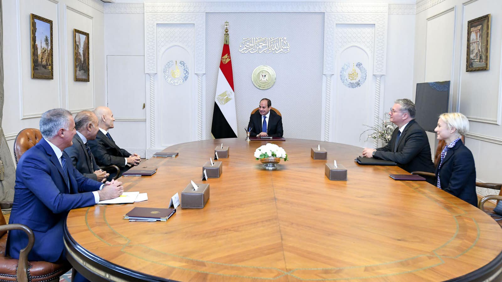 El presidente El-Sisi y el director ejecutivo de Eni discuten el fortalecimiento de la asociación energética entre Egipto e Italia