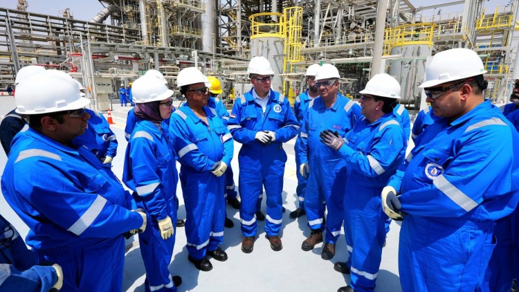 Badawi Reviews Progress of Oil Refineries in Suez Governorate